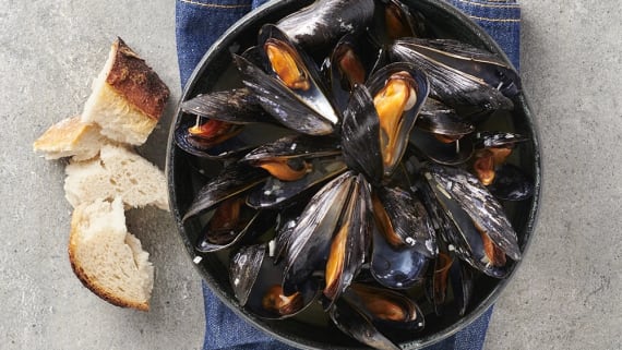 Klassiska vinkokta musslor