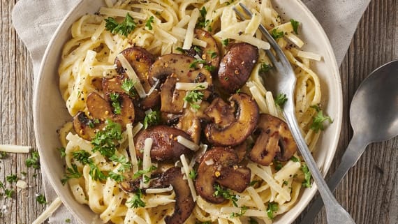 Tagliatelle med rotselleri och vitlöksstekt svamp