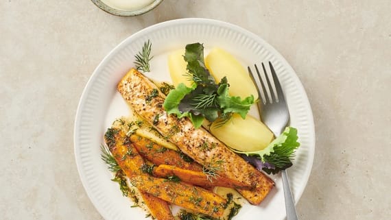 Halstrad lax med dillglacerade morötter och senapskräm