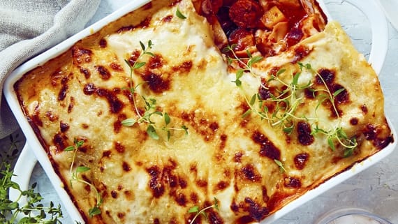 Lasagne med chorizo, rostade grönsaker och parmesansås 