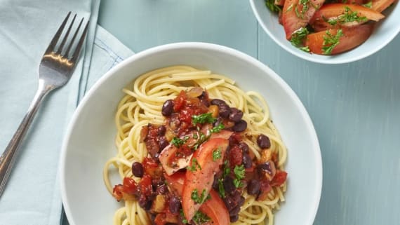Bucatini med auberginesås och tomatsallad