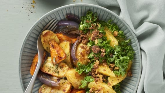 Rostade rotfrukter med senapscrunch och kålsallad