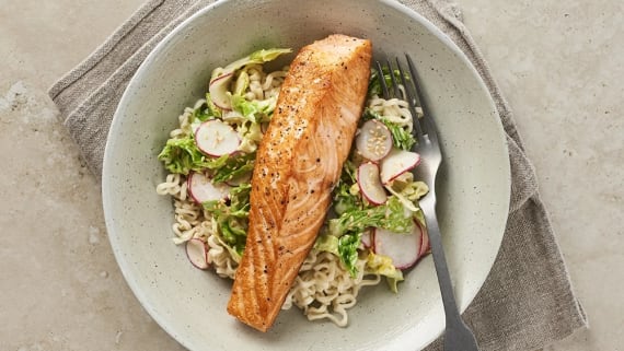 Halstrad lax med slaw på hjärtsallad