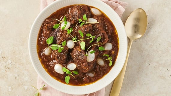 Stifado (kryddig grekisk gryta)