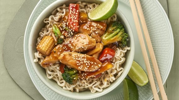 Kyckling med woksås och nudlar