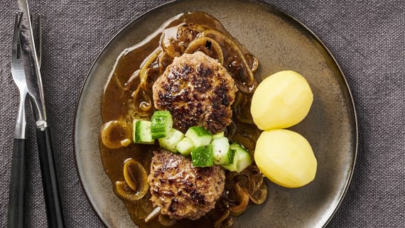 Pannbiffar med löksky och syrlig gurksallad