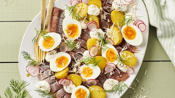 Matjessill med citron- och pepparrotscrème och ägg