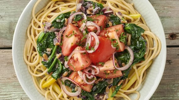 Spaghetti med spenatsås och tomatsallad