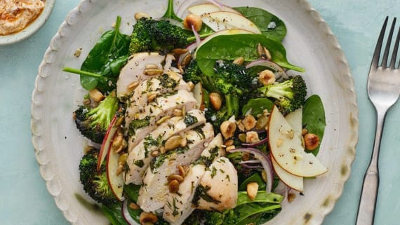 Örtbakad kyckling med broccolisallad och pestokräm