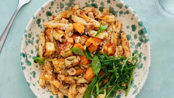 Pasta med sötpotatis, halloumi och röd pesto