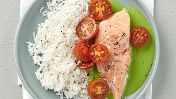 Ugnsbakad lax med ärtsås och tomatsallad
