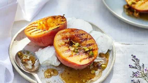 Grillad persika med pistagehonung och vaniljglass