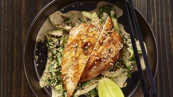 Kyckling med slaw på pak choi och sesamfrö