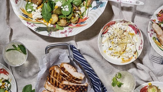 Kyckling med potatis- och majssallad och äppelsås