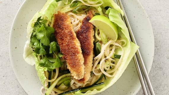 Krispig kyckling med nudelsallad