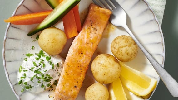 Citronglacerad lax med gräslöksdipp