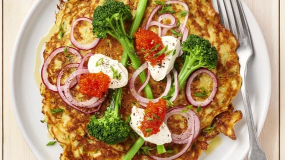 Ost- och bönpannkakor med tångkaviar och picklad rödlök