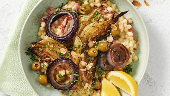 Krämig pärlcouscous med rostad fänkål och oliver