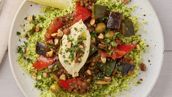 Ratatouille med grön couscous och hummus