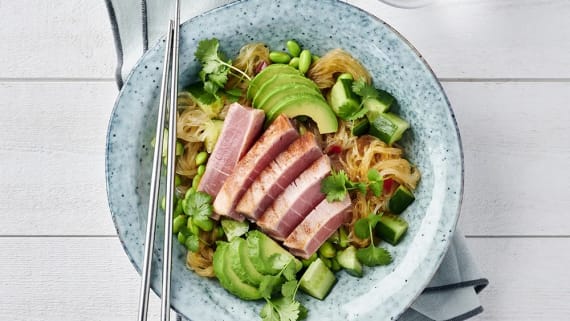 Tonfisk med sötsyrlig nudelsallad