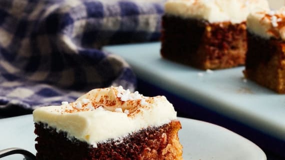 Kanelbullekaka med frosting