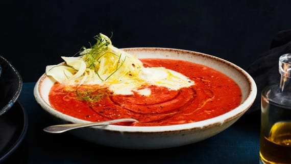 Tomatsoppa med fänkål och vispad mozzarella