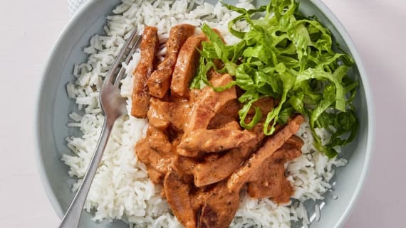Korvstroganoff med sallad och ris