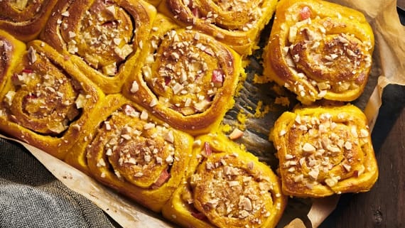 Saffransbullar med äppelfyllning och mandel
