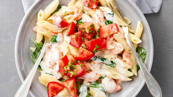 Rökt laxpasta med spenat och tomat