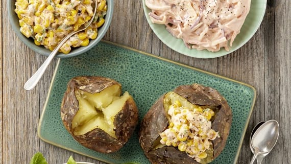 Bakad potatis med majsröra och coleslaw