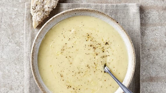 Palsternackssoppa med böncrème på bröd