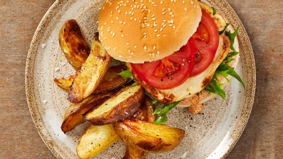 Halloumiburgare med klyftpotatis