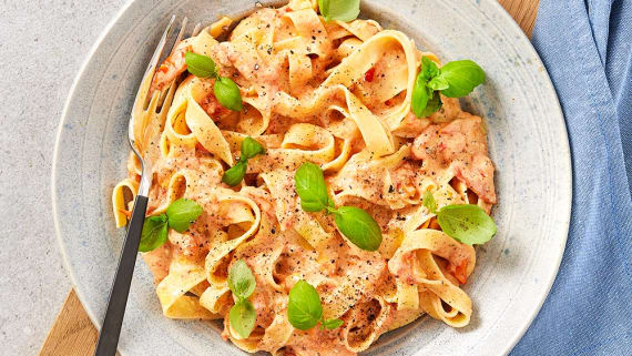 Pasta med färskost och tomater