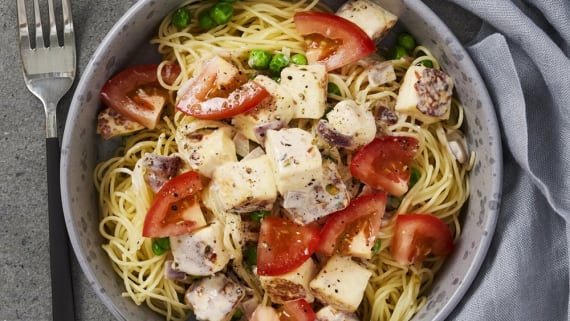 Grillostpasta med tomatsallad