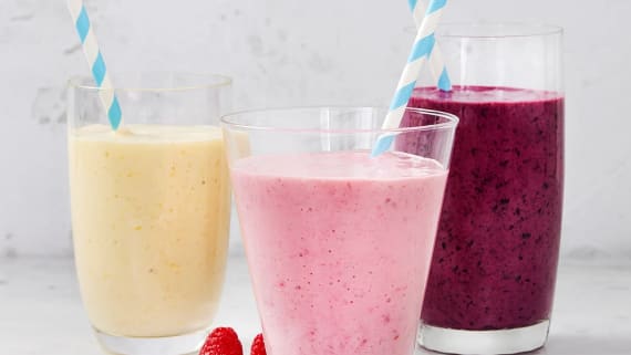 Smoothie med banan, frukt och bär