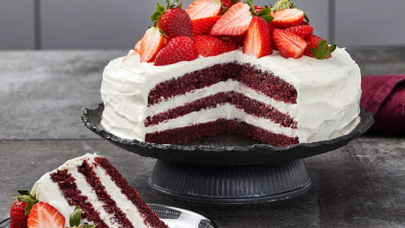 Red velvet cake med jordgubbar