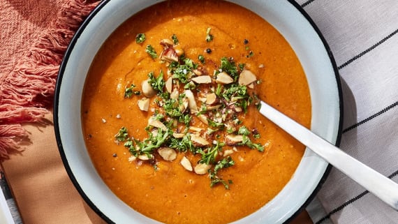 Romescosoppa med rostade mandlar