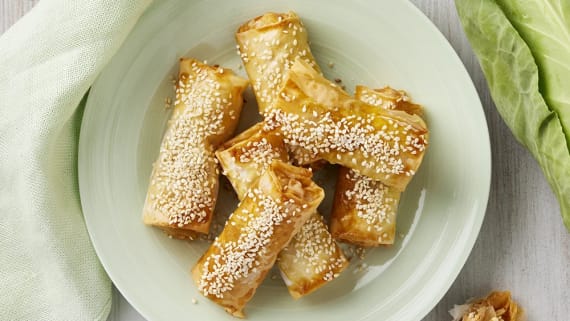 Filodegsrullar med spetskål, fetaost och soltorkad tomat