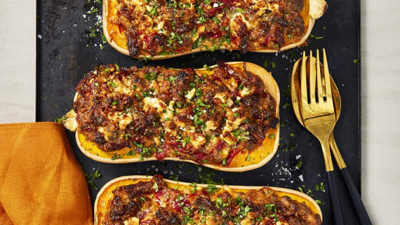 Ugnsbakad pumpa fylld med hummus och feta