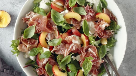 Sallad med burrata, nektariner och prosciutto