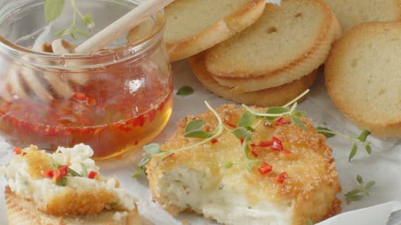Friterad färskost med chilihonung