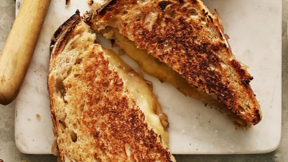 Grilled cheese med karamelliserad lök