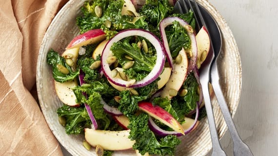 Ljummen äppel- och kålsallad med senapsvinagrette
