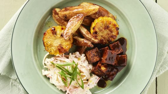 BBQ-tofu med coleslaw och majs