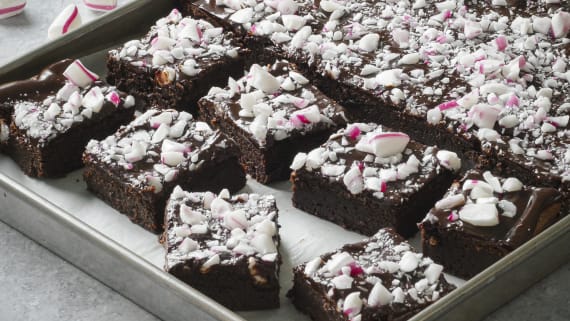 Chokladkaka i långpanna med choklad och polkaglasyr