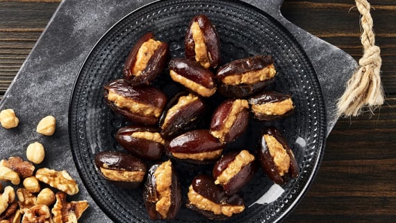 Fyllda dadlar med nötsmör