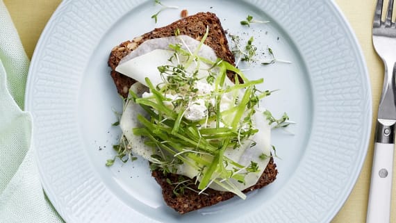 Smörrebröd med picklad kålrabbi och chèvrekräm