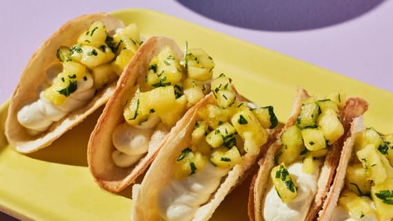 Cheesecaketacos med ananas och mynta