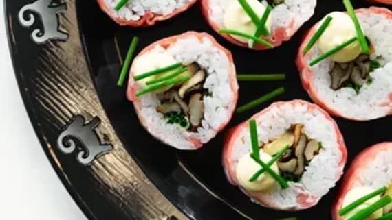 Sushi med lufttorkad skinka, stekt svamp och dijonmajonnäs