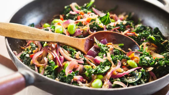 Fräst grönkål med ingefära, vitlök och sojabönor